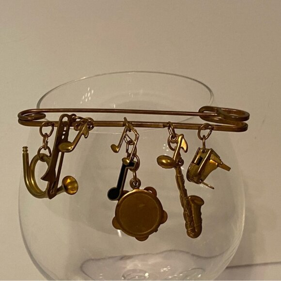 BROOCH SAFETY PIN BRASS 5 DANGLY BITS MUSICAL INSTRUMENTS NOTES 3” VINTAGE - Picture 1 of 8
